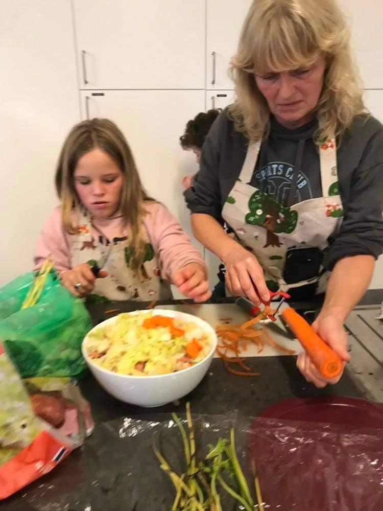 Grønnsaker skrelles og kuttes