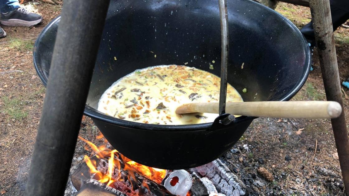 Suppe på bål (Foto: Ane Aa. Grøndahl)