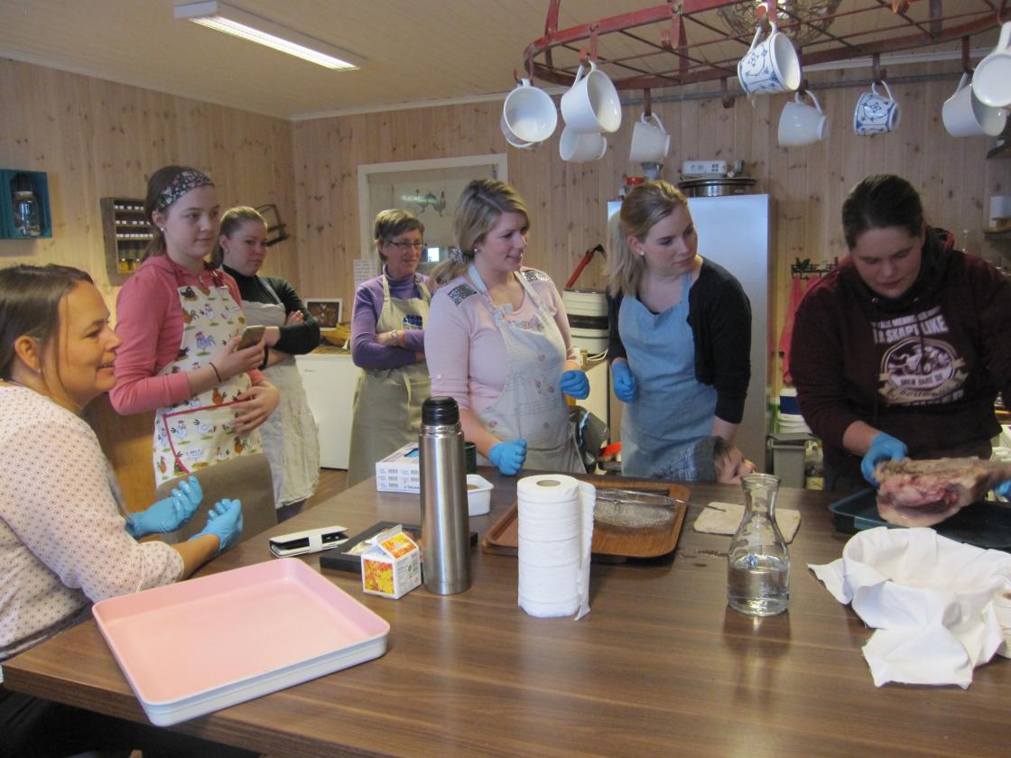 Hege forteller og viser ivrige damer