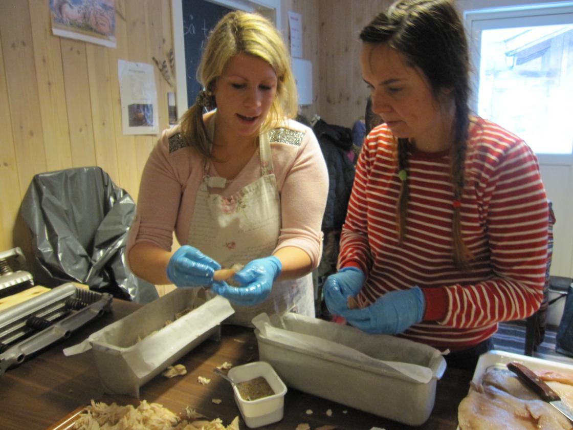 Heidi og Tina i arbeid