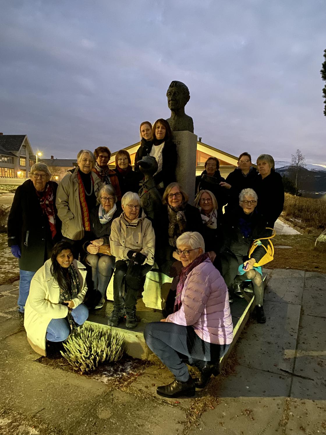 Hele reisefølget i Alvdal, med Solan og Ludvik