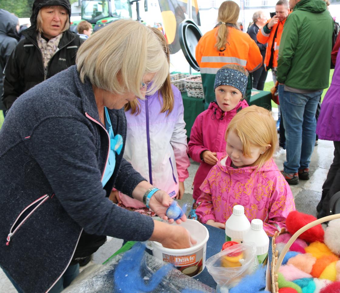 Her skal det toves en kule. Foto: Bjørg Strømme.