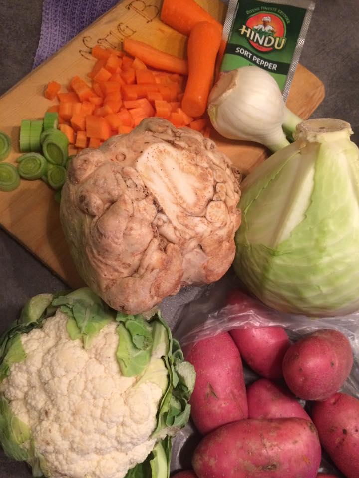 Det skal lages god og varm suppe