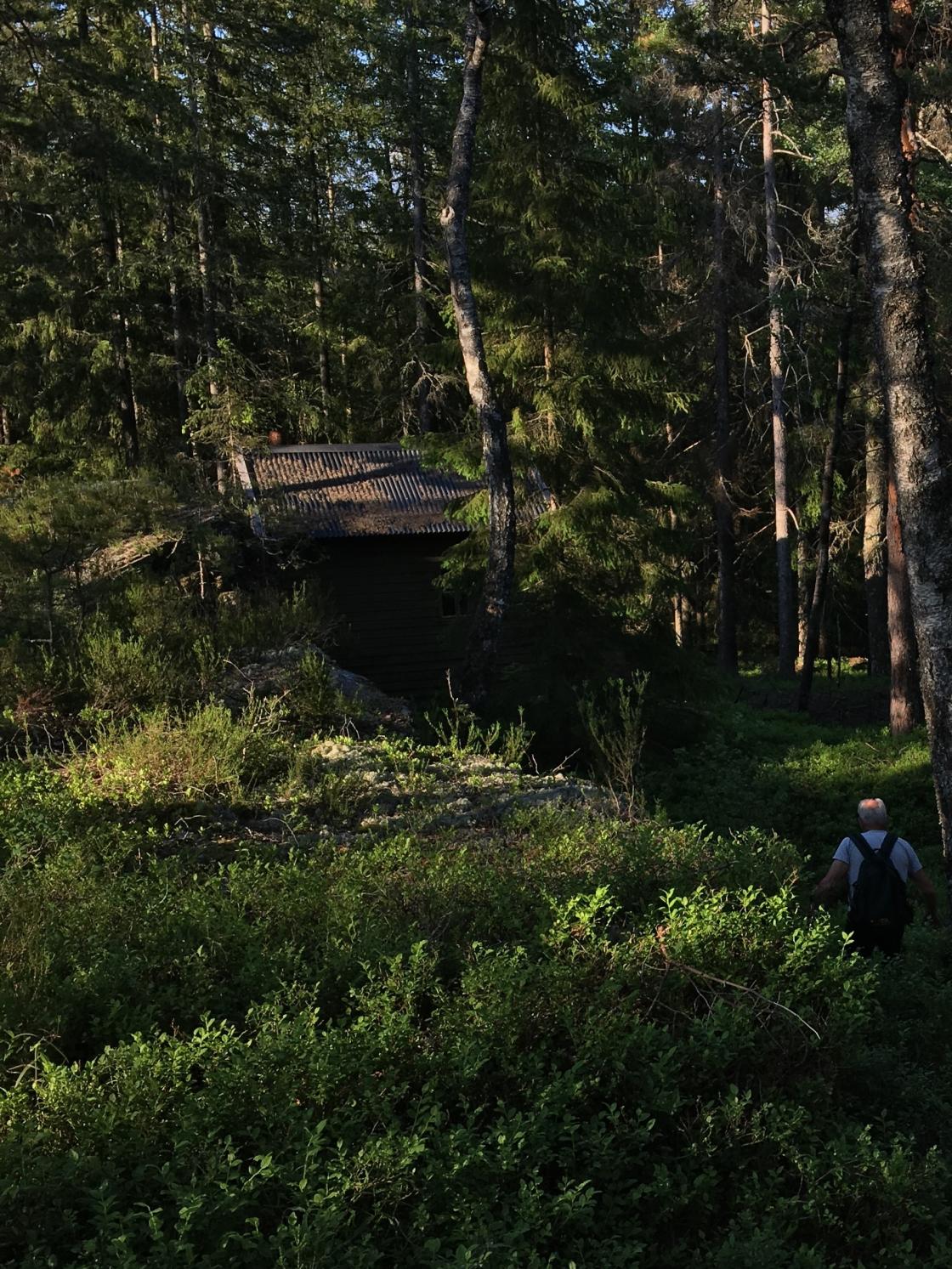 Hytta ligger godt skjult innunder fjellskrenten