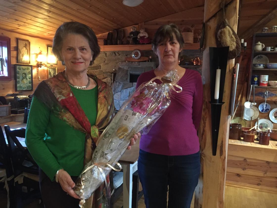 Leiaren i Hordaland Bygdekvinnelag , Bjørg Strømme har fylt 75 år og fekk blomar av Fitjar Bygdekvinnelag, her ilag med leiaren vår, Britt Padøy