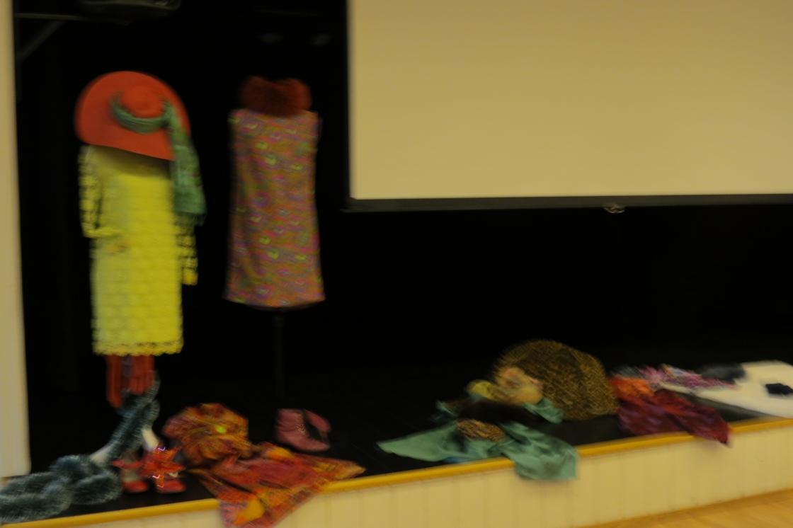 Scenen var dekorert med byster ikledd spreke kjoler i litt uortodokse sammensetninger