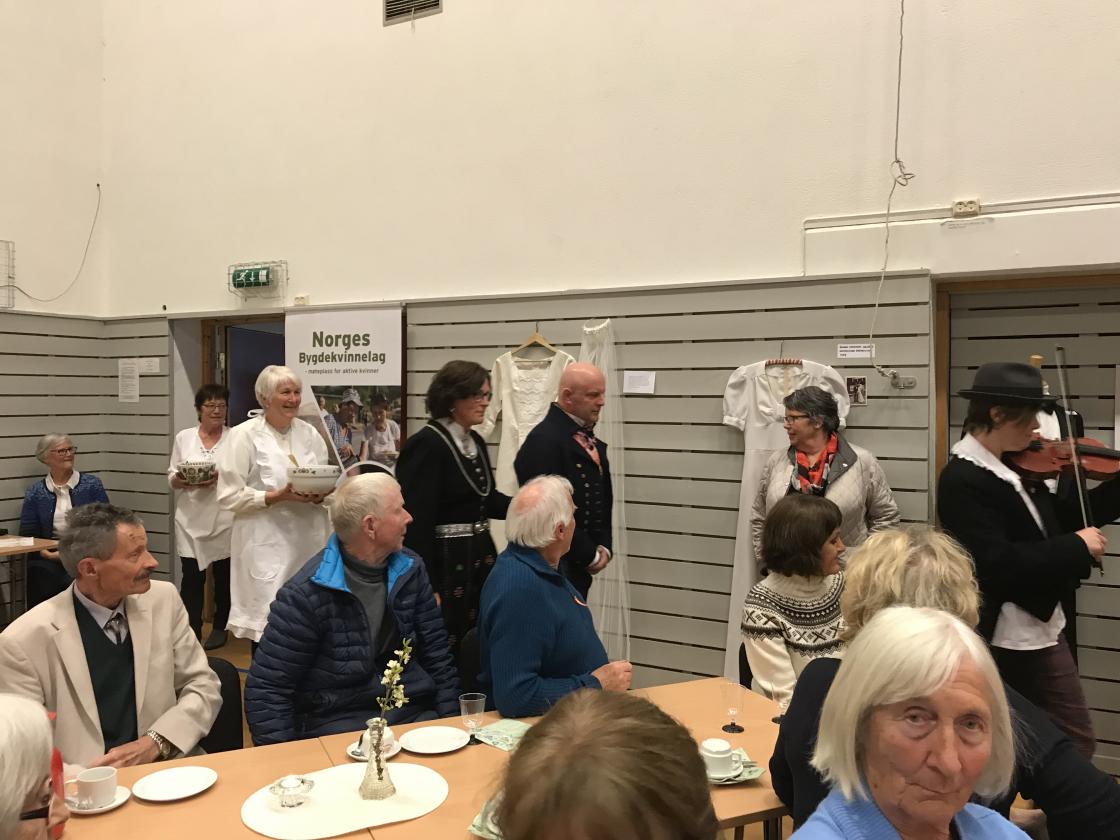 Brudefølget kommer inn i salen