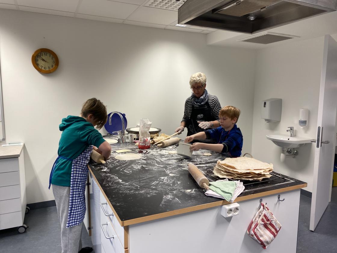 LilliAnn Drønen baker lefser med elevane.