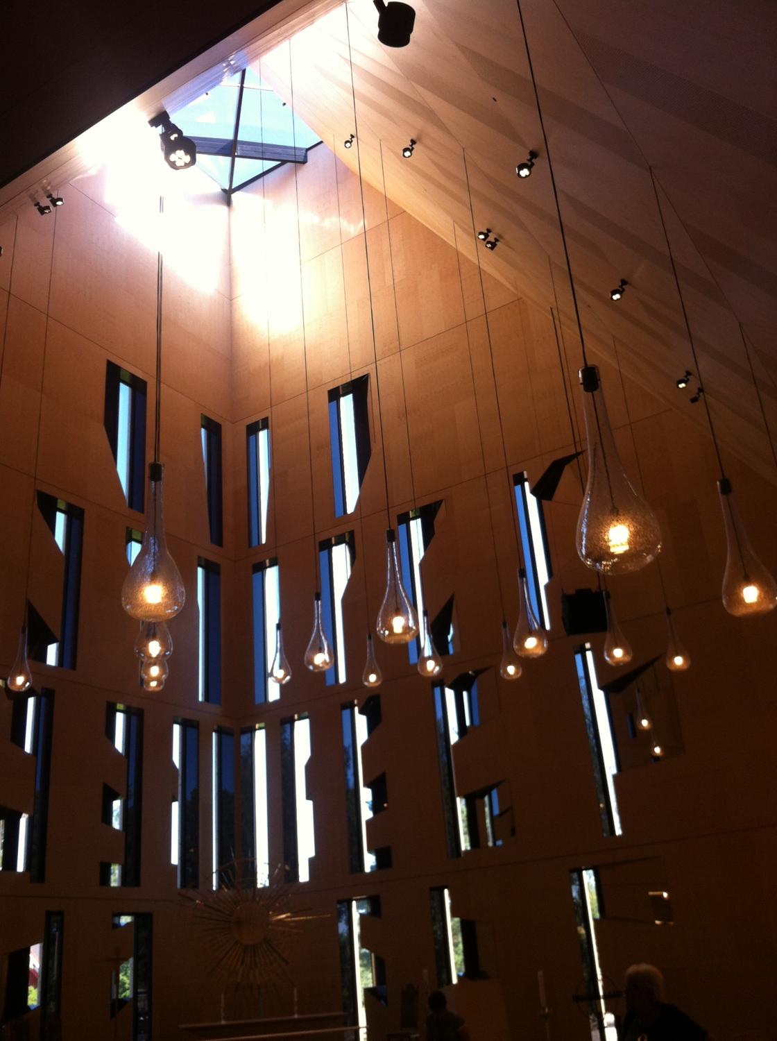 I et diger lagerrom hos Th. Marthinsen er veggene dekket av flere hundre hyllemetre med stanser. Her er mønster og deler til alt av sølvbestikk som er utviklet hos Th. Marthinsen gjennom 133 år. Foto: Helle Cecilie Berger.