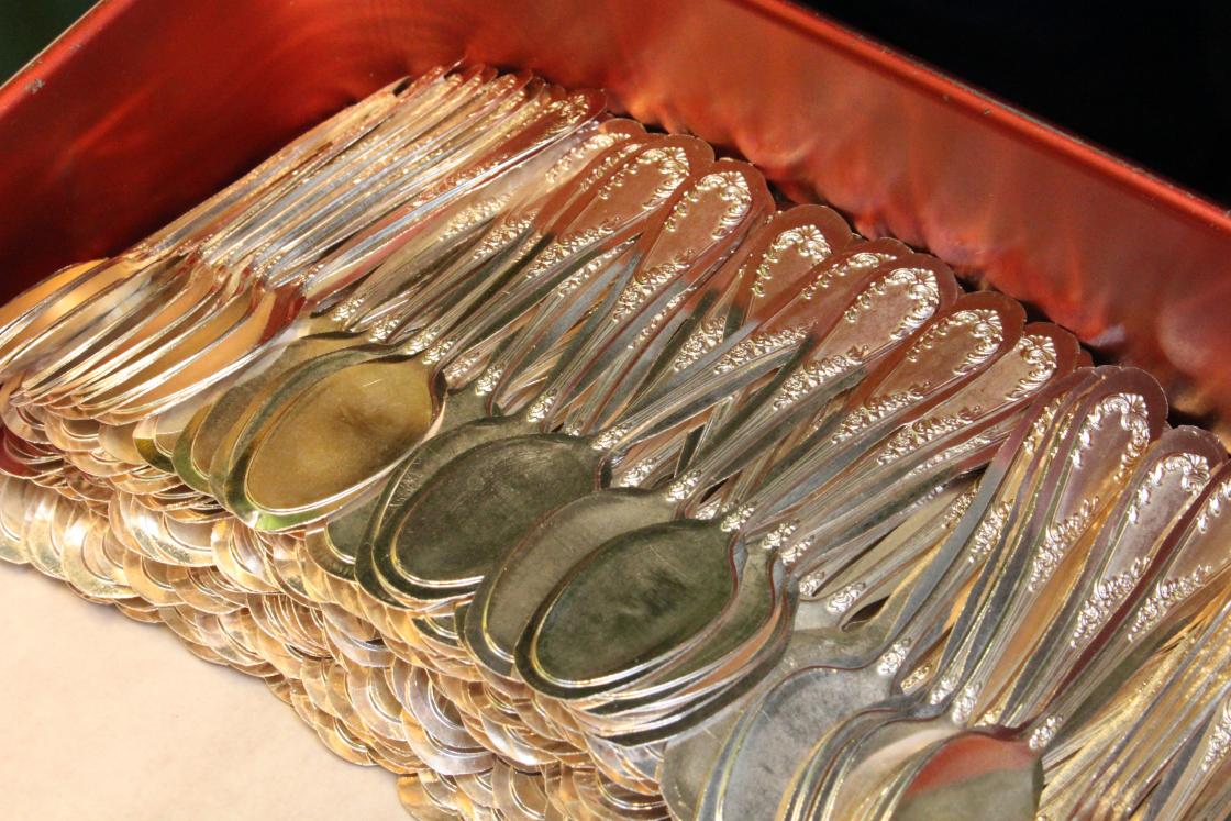 Sølvskjeer i produksjonen hos Th. Marthinsen. Foto: Helle Cecilie Berger.