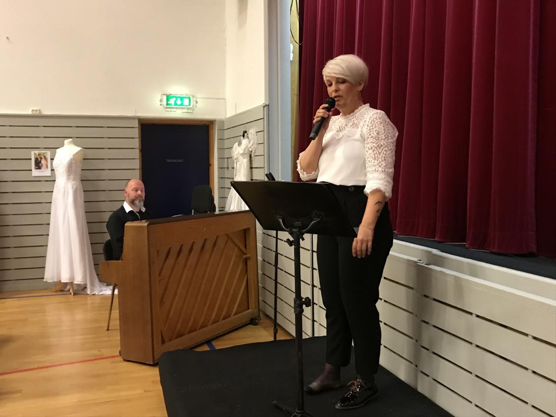 Torill Moe underholdt med sang