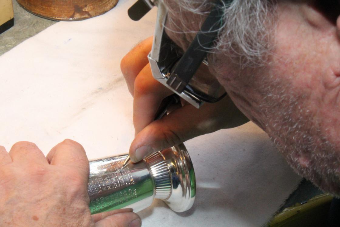 Gravering med stø hånd. Foto: Helle Cecilie Berger.