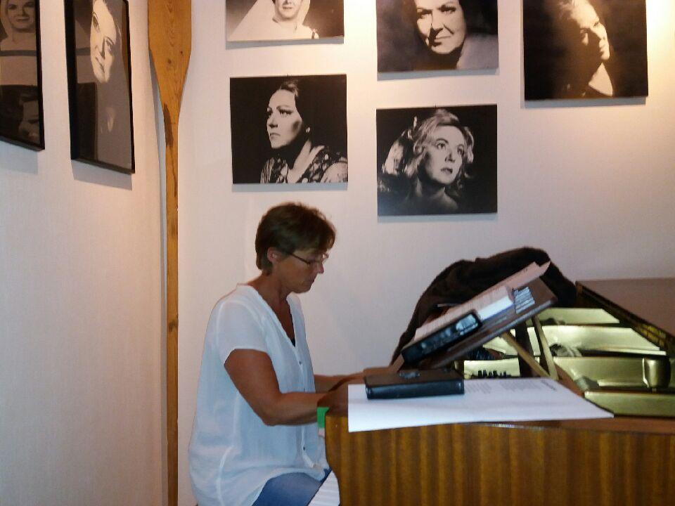 Birgit som er kollega av Helga spilte og sang for oss.