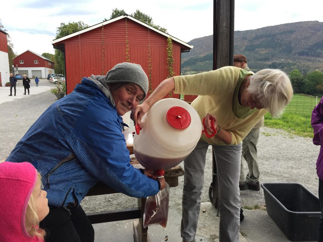 Eplesaften fylles i poser og på flasker