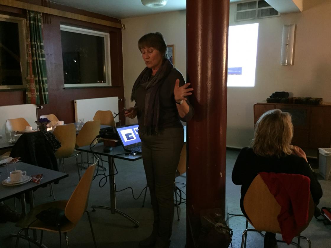 Marit Stranna holder billedkavalkade av Kråkstad Bygdekvinnelag