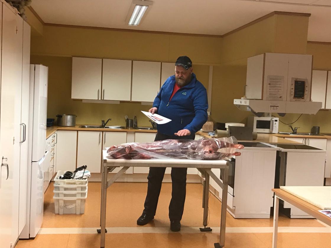 Kursholder og slakter Rune Kjelstad