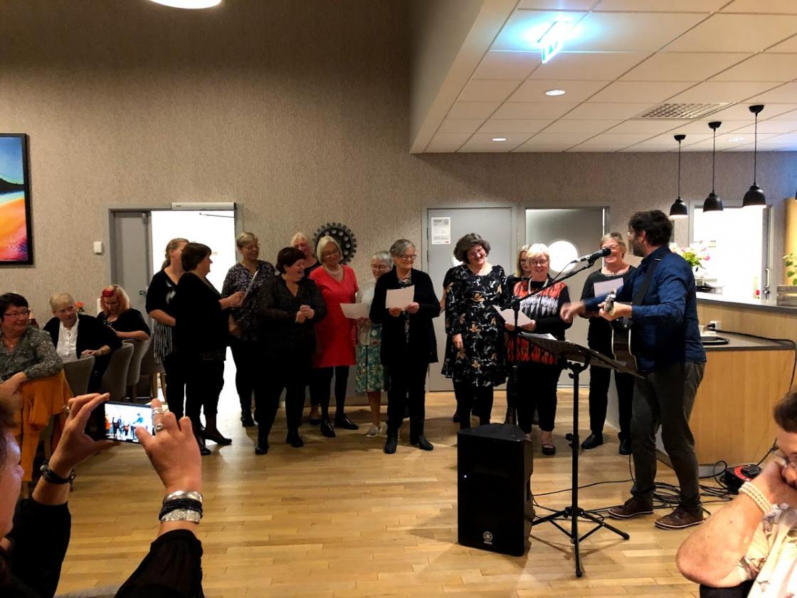 Sten Even Holstad underheldt med nydeleg sang og gitarspel,- her med improvisert kor !