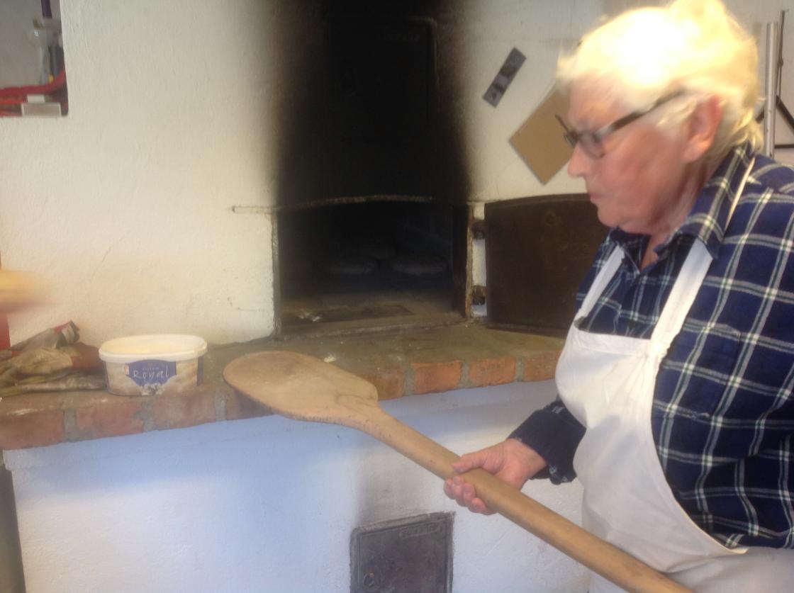 Inger setter inn brøda