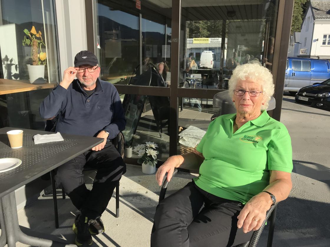 To gode kollegaer som slo av ein prat.