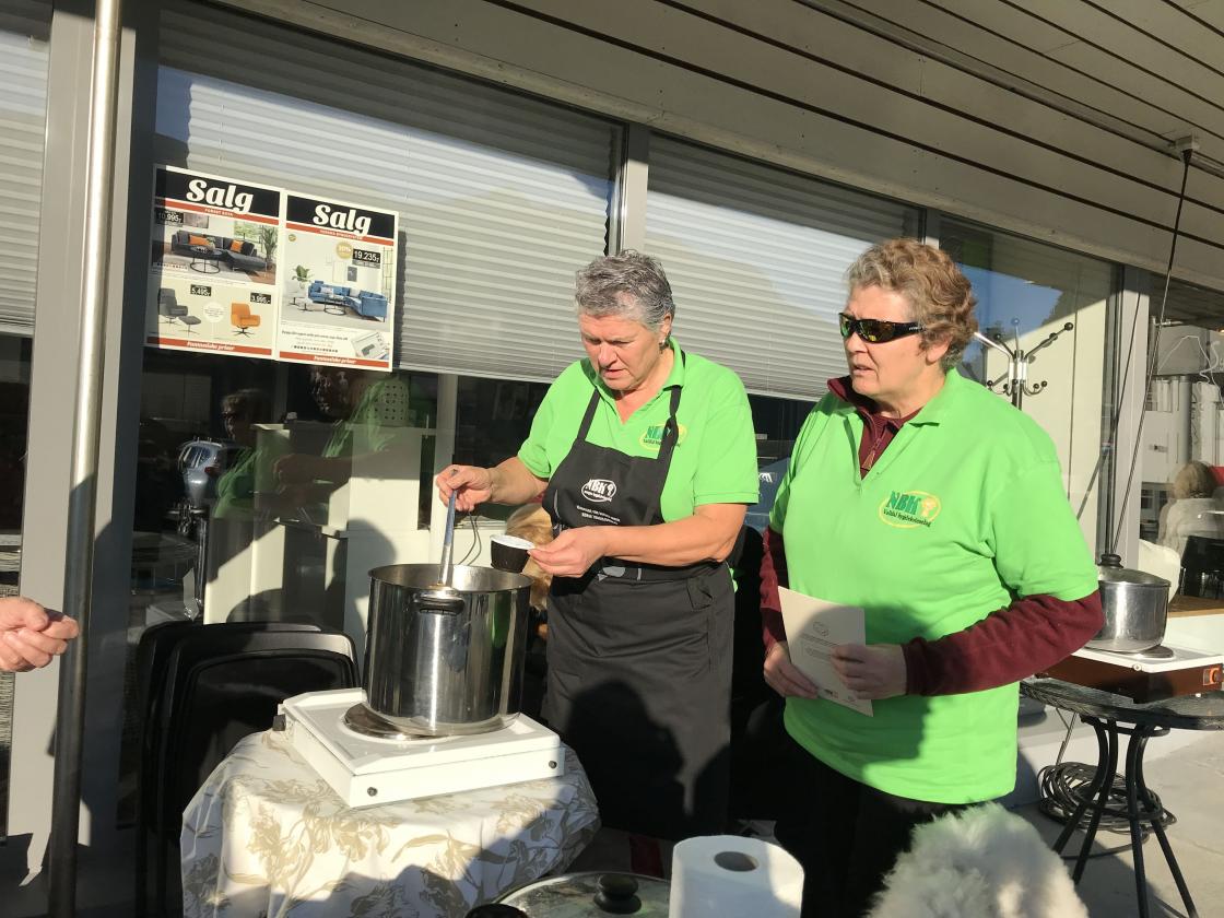 Kokka Mette Marie og medhjelpar Bodil. Ingrediensar sponsa av Nortura og Bama.