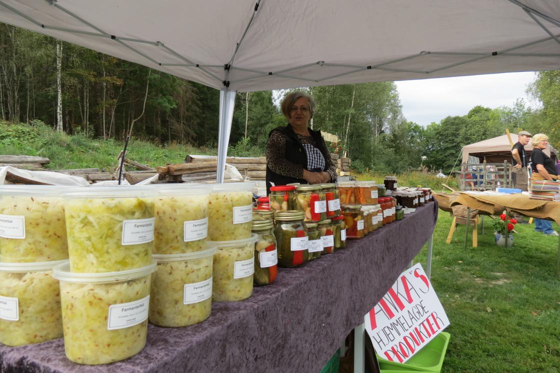 Ankica Sjøgren med sursyltet og fermentert i butter og glass. Alt hjemmelaget på kjøkkenbenken