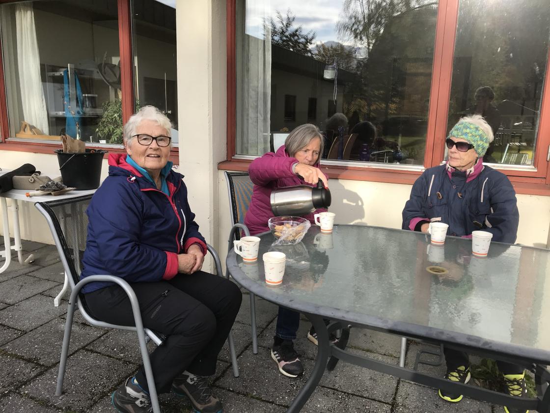 Kjøkkenet kom og spanderte kaffi og kjeks på oss! Koseleg!!