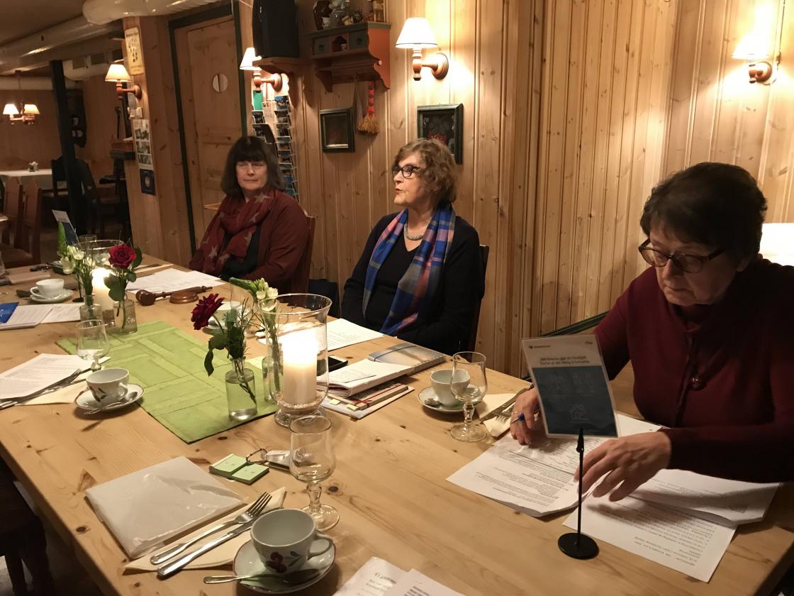 Her er ordstyrar Mette Valldal, leiar Solveig Linge Stakkestad og vår supre skrivar Sunneva Linge!