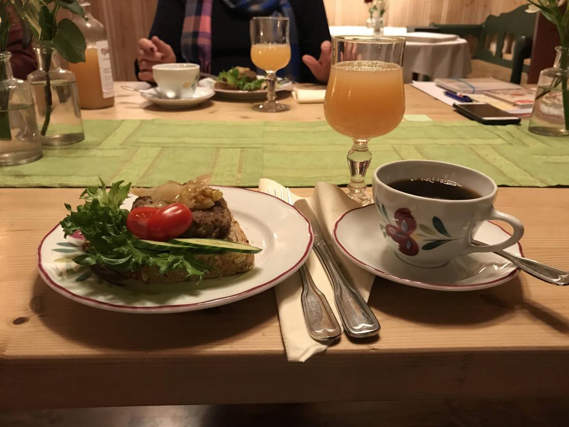 Jordbærstova serverte nydelege karbonadesmørbrød og eplekake med krem til kaffien!