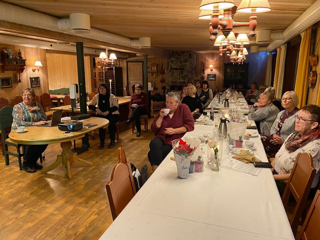 God kveldsmat som vanleg på Jordbærstova, og eplekake og is til kaffien..