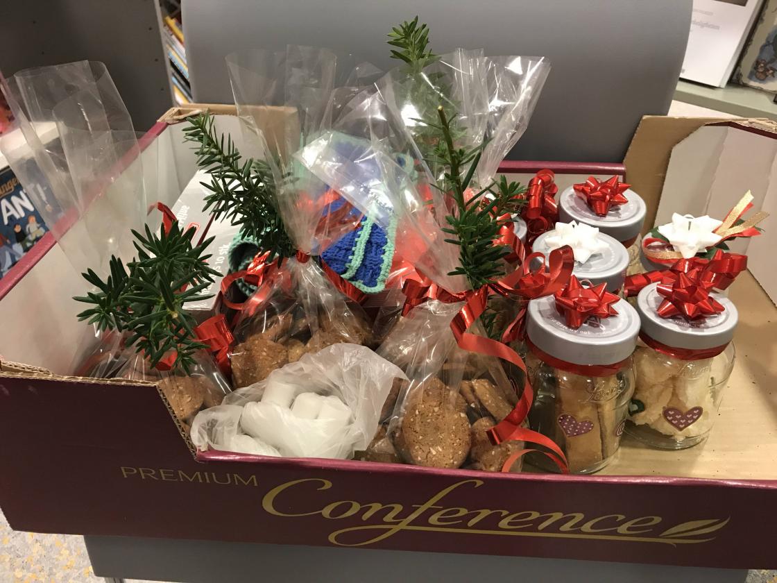 Gevinstar vart julestjerner og heimebaka julekaker!