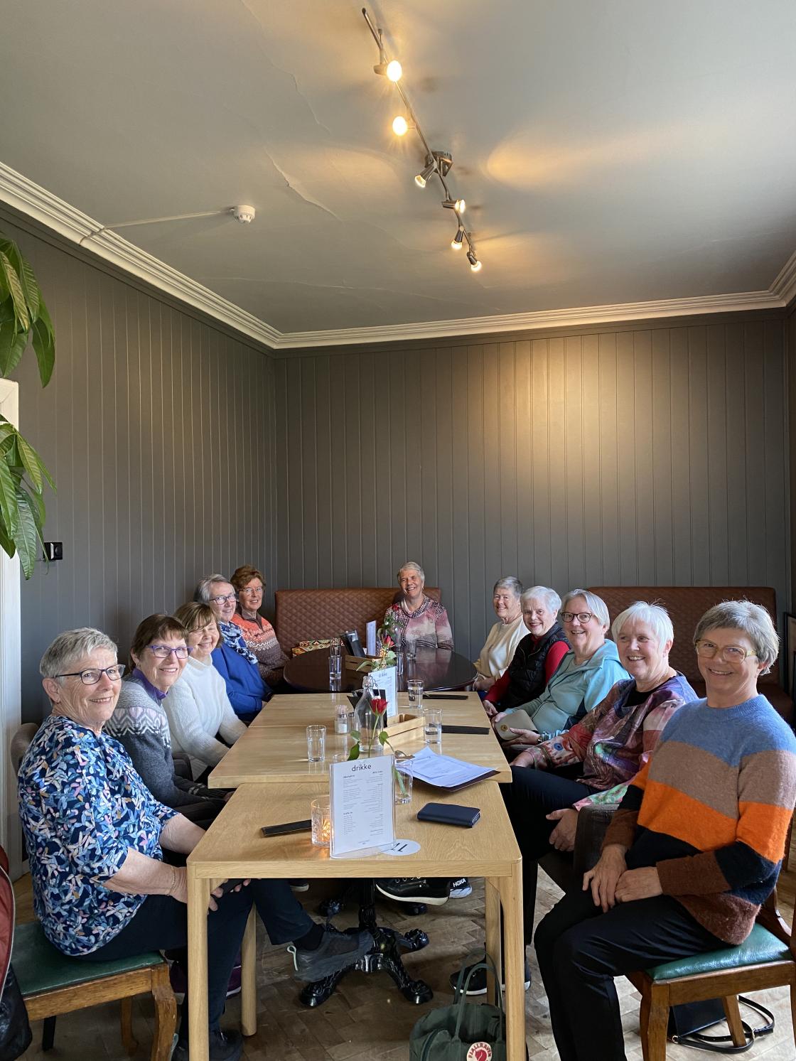 Turen blei avslutta med god mat på Rosenhagen