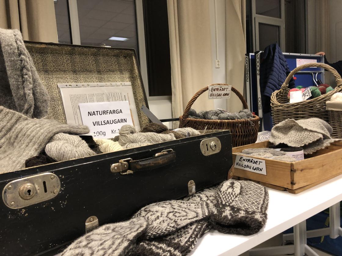 Fine  strikkaplagg av villsaugarn.