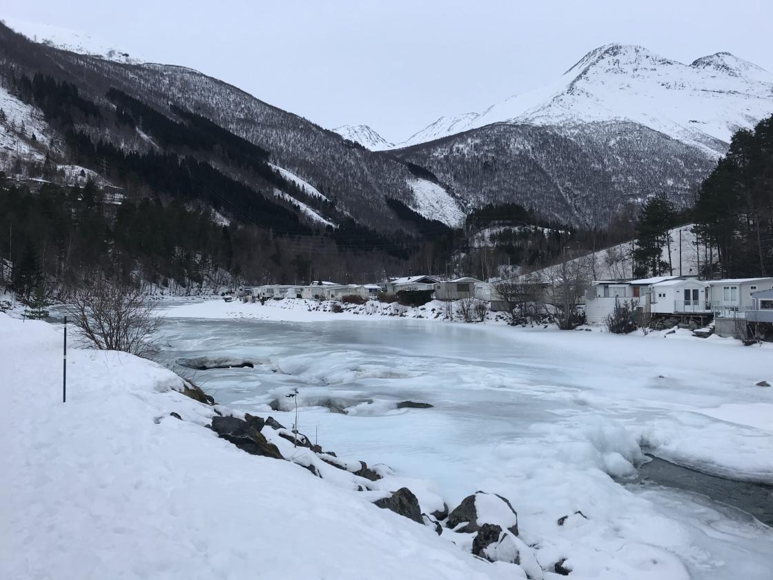 Isen på elva var magisk, nydeleg blågrøn farge.
