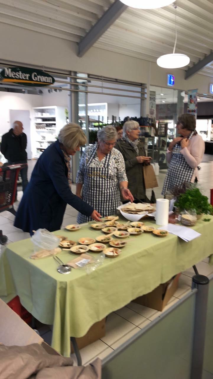 Stor aktivitet rundtbordet.