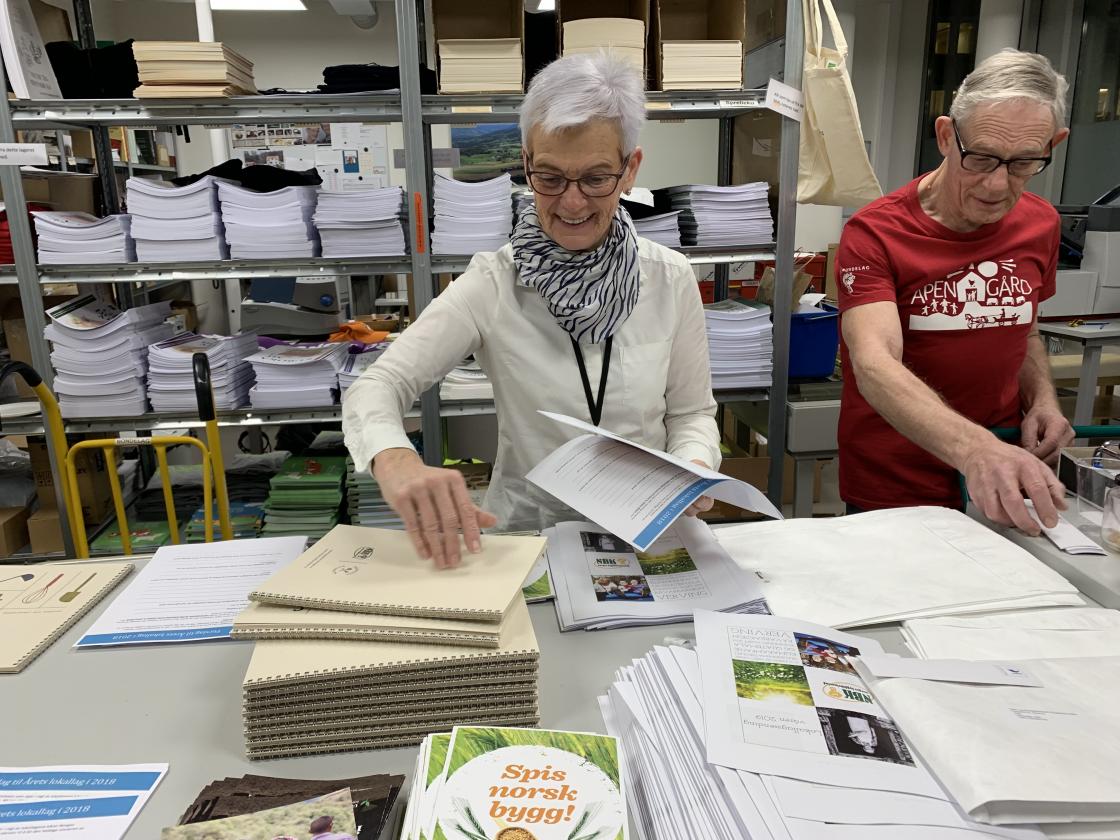 Mia fra administrasjonen får pakkehjelp fra Terje Benjamin i ekspedisjonen i Landbrukets hus.