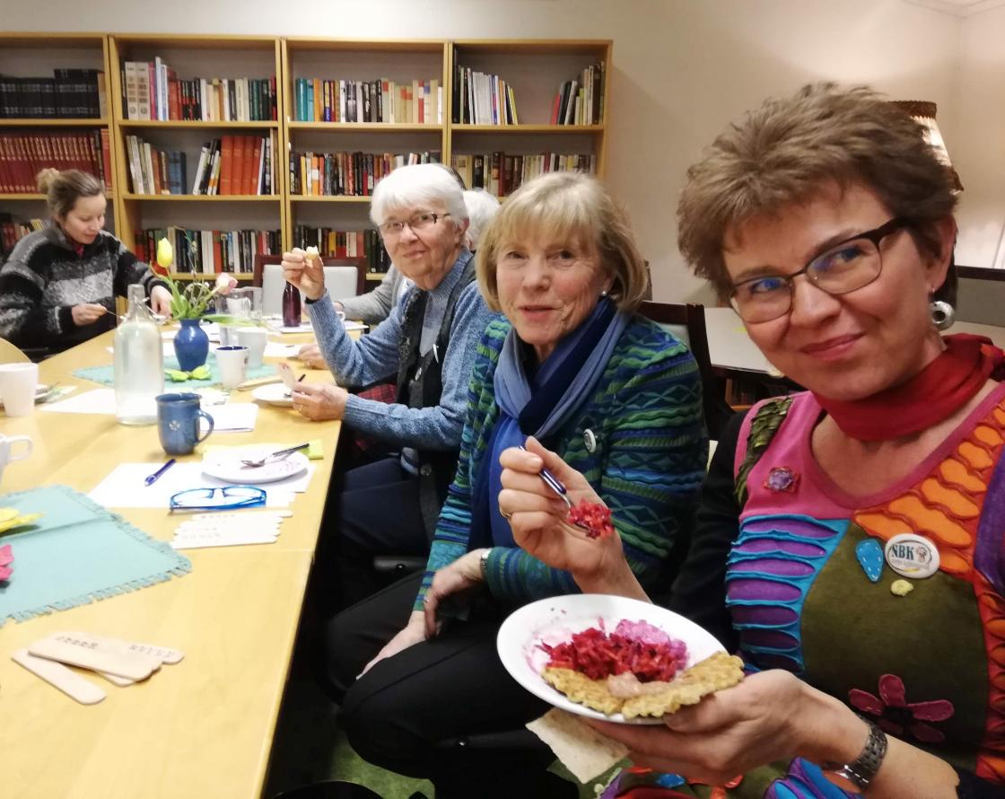Kathrine Kleveland, Torunn B Solberg og Ellen-Marie Rønningen nyter bordets gleder