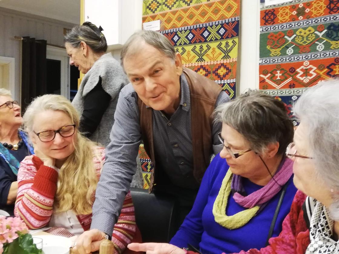 Gro Langseth t.v. en dansk herremann som hadde laget ent nyttig redskap når renningstråden røyk, Anne Berit Finden og Ragnhild Krane