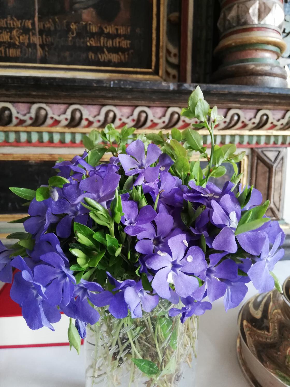 Blomsterpyntet kirke i rødt, hvitt og blått