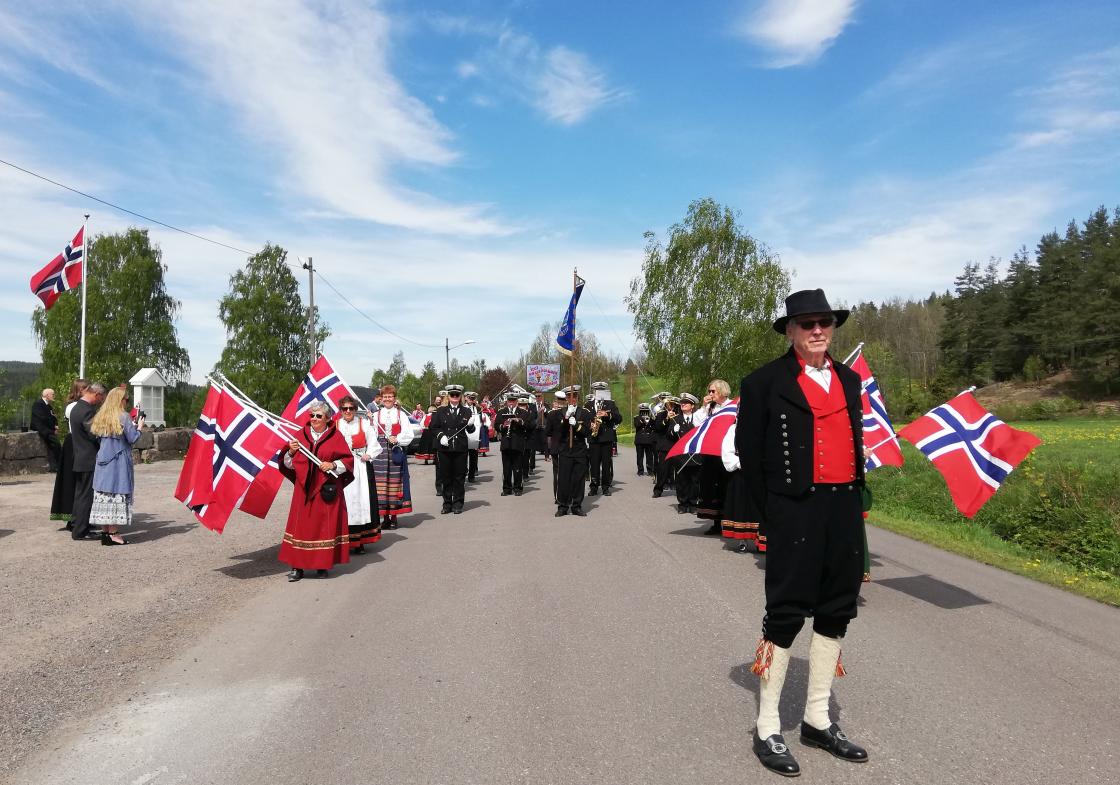 Sæming Rustad i font for toget fra Hillestad kirke til Bygdehuset Fjelhall