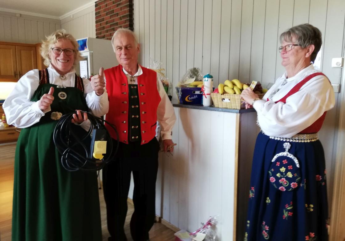 Alf Harlem holdt orden på gevinstene og damene vant!