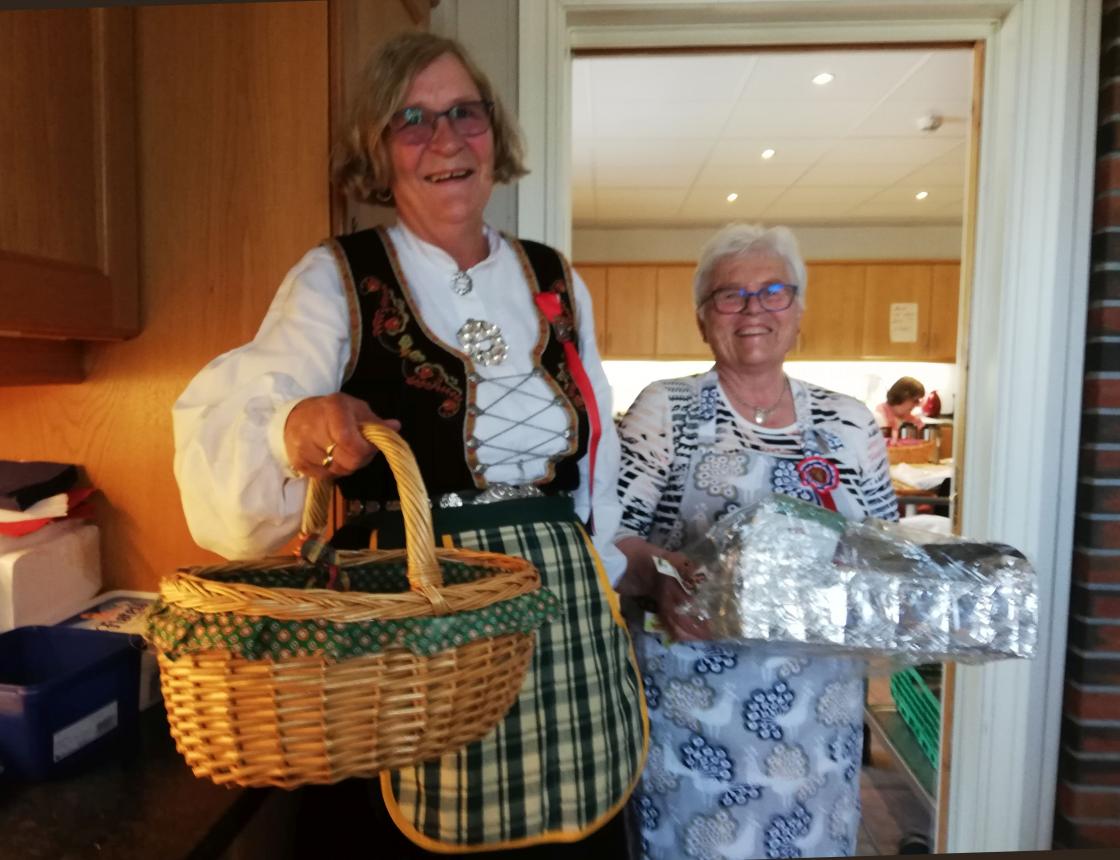 Glad loddselger og vinner! Kristine Monrad og Bjørg Kalager