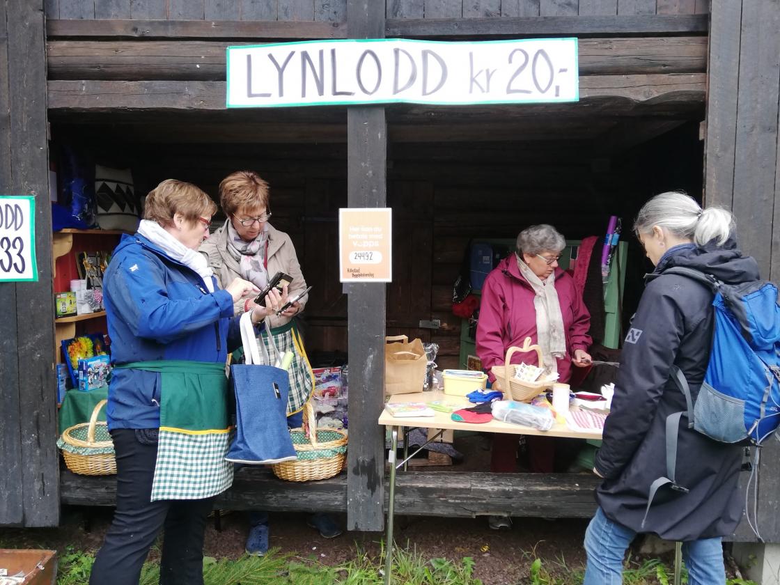 Alle utstillerne ga en gevinst, det er det det koster å stå på markedet. Her er lynloddstanden