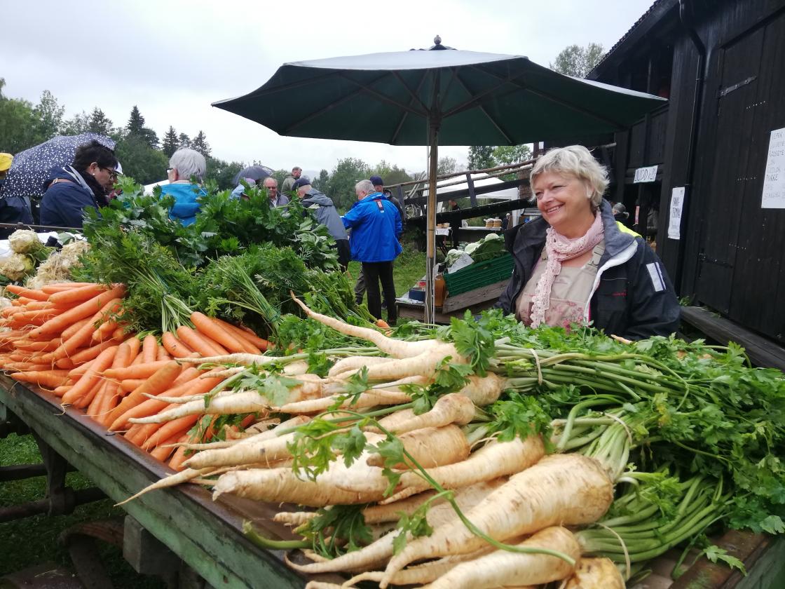 Grønnsaksalget sto Reidvin-tunet for, iår også. Med ei flott, gammel vogn breddfull av friske grønnsaker var de et blikkfang