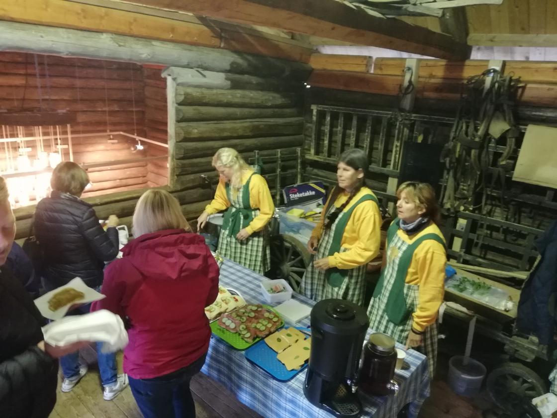 Låvekafeen - med sveler og blings - Julie Guttormsen, Inger Johanne Gran og Marianne