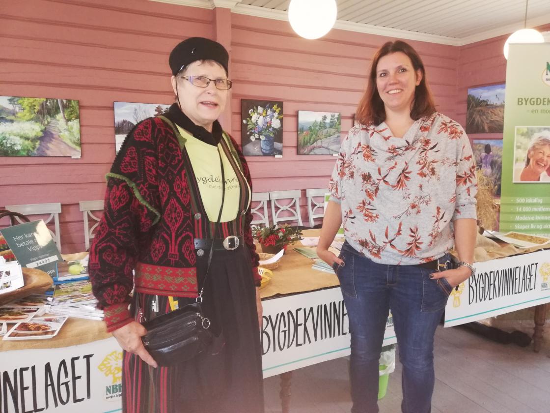 Anne Berit Finden, leder) og Lena Nerdrum ved standen til Hillestad bygdekvinnelag
