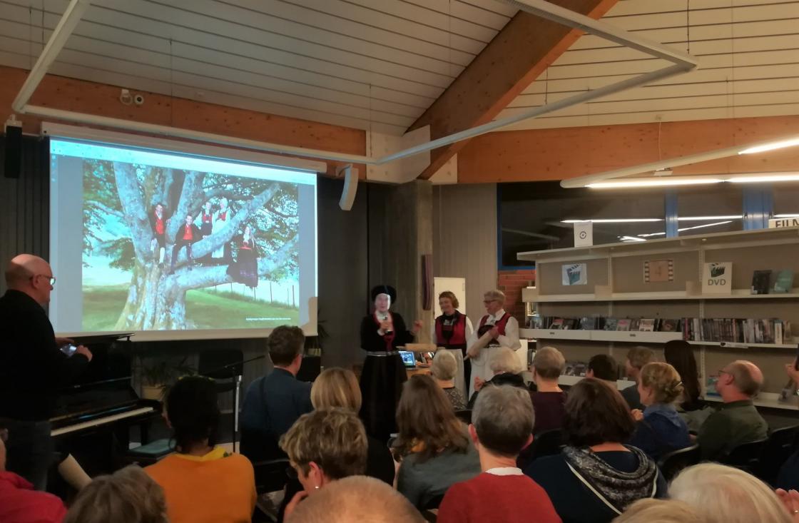 Kari og Åslaug fekk utdelt Bygdekvinnelaget sin heiderspris, kjevle med navn