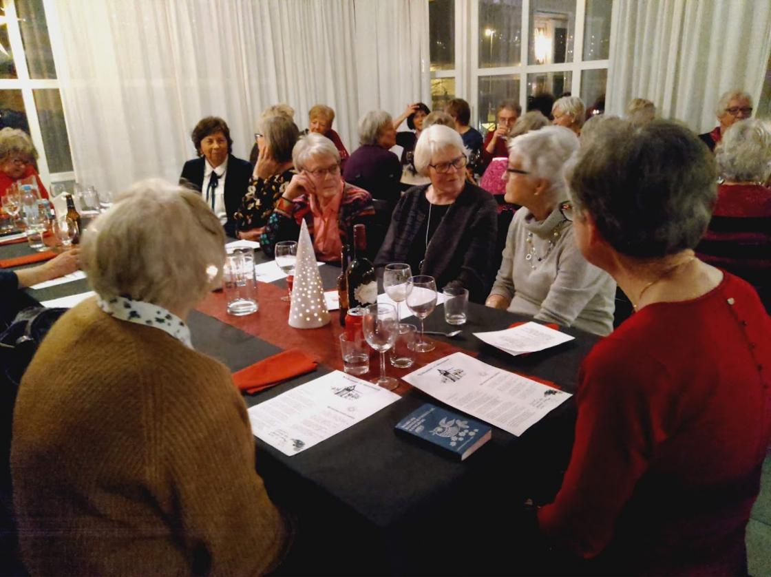 Hyggelig prat rundt bordet.