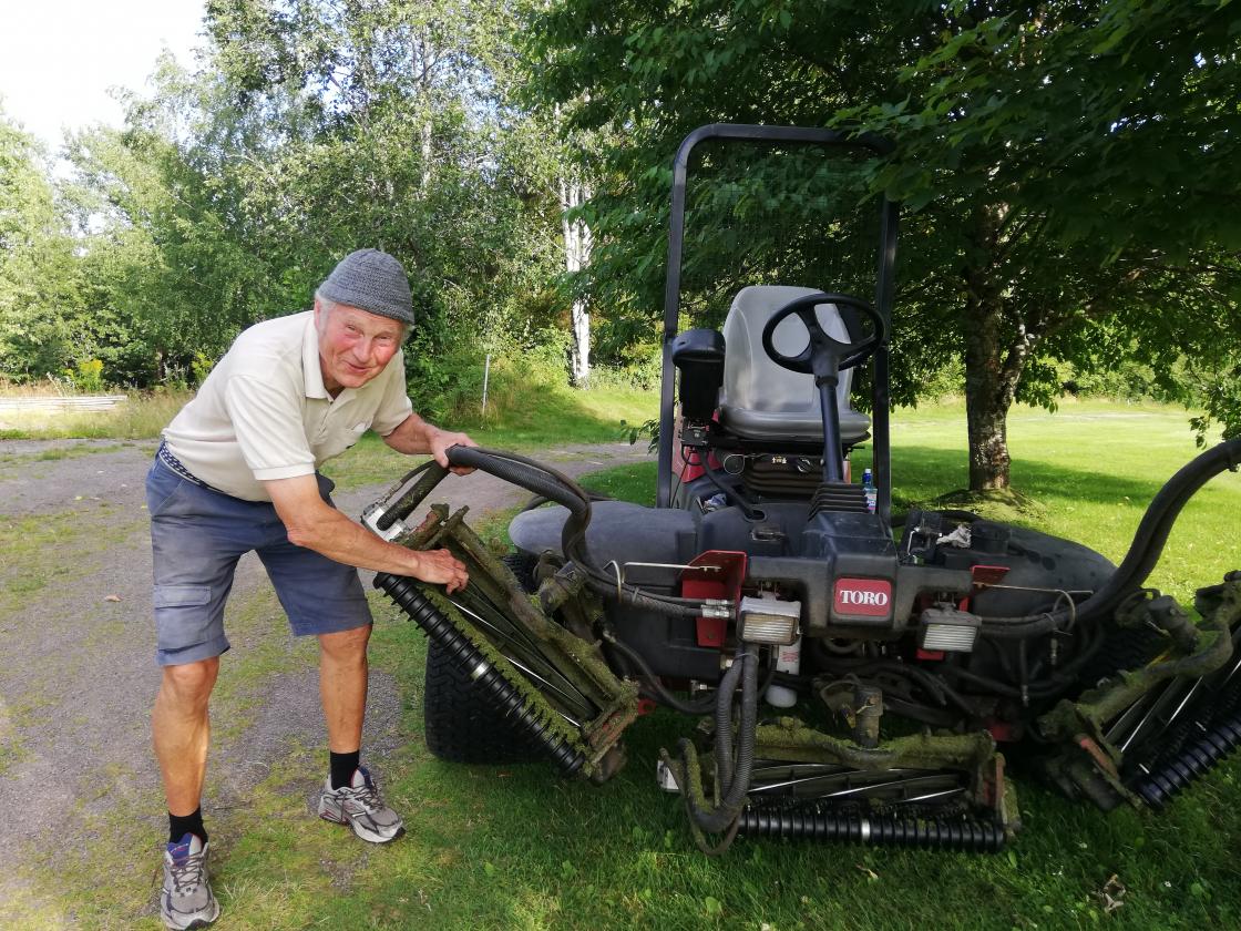 Snerten grasklipper - brei som ei låvedør