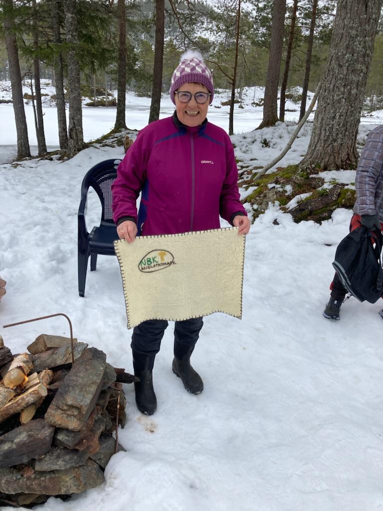 Sigrid med sitteunderlaget hun vant nålefiltingskonkurransen med