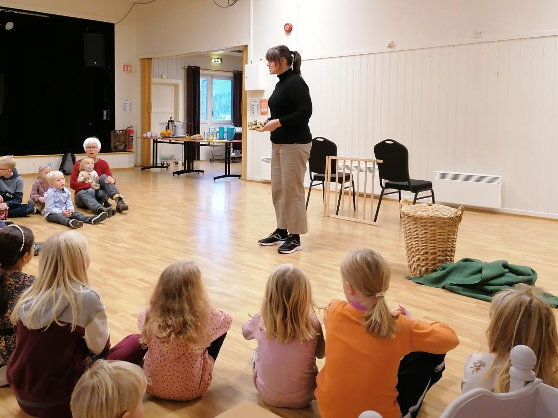 Og søstrene Marit og Sigrid holdt ungenes oppmerksomhet fangen.